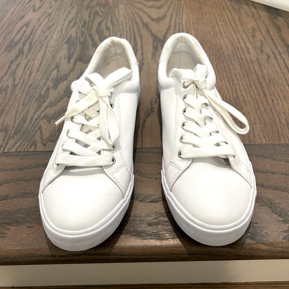 8.5 Nine West All White with Accent Heel White Crocodile Faux Leather